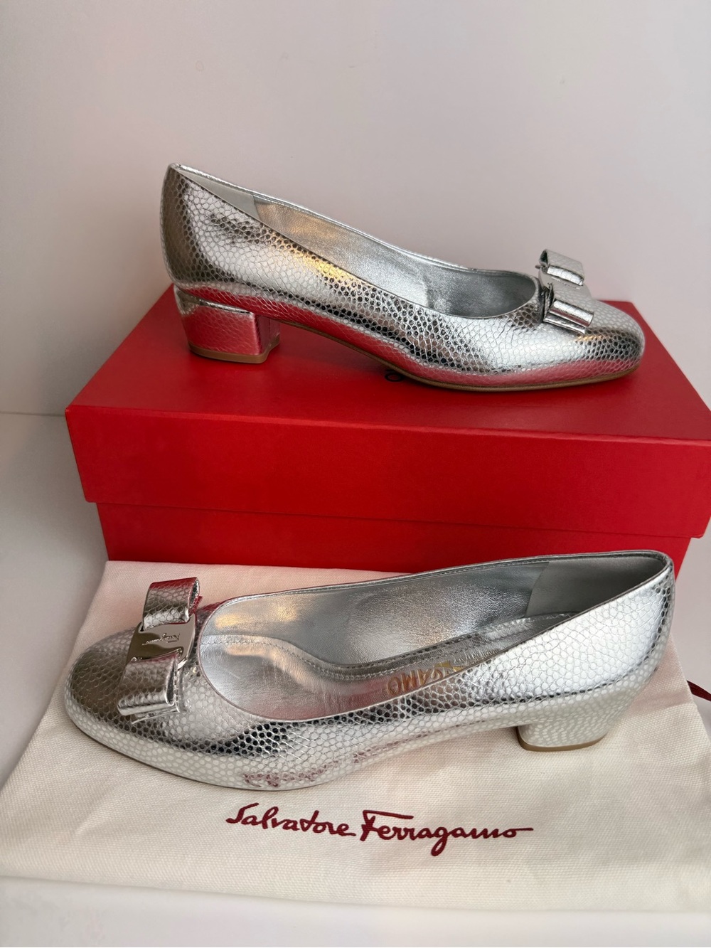Ferragamo Vara Manta Bow Leather 30mm Pumps In Silver Size 8D - Picture 7 of 11